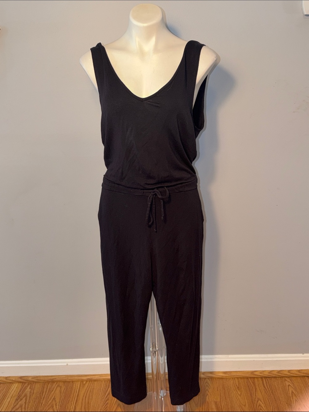 Beyond Yoga Ladies Black Drawstring Cropped Jumpsuit. Medium. Super soft & comfy